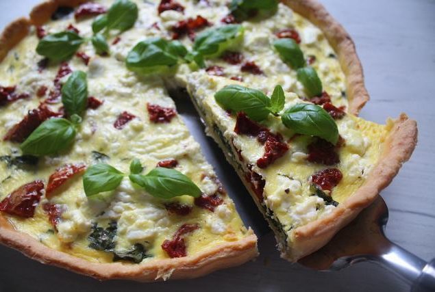 413-Tarta-ze-szpinakiem-i-suszonymi-pomidorami-KuchniaWeDwoje_pl-635x427